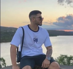 Professionista che usa il kit